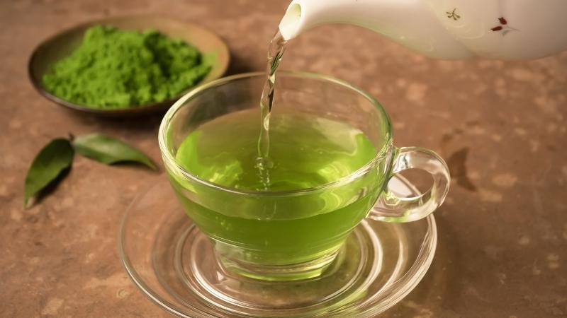 Rửa các vật dụng và khử mùi tanh cá dính ở trên tay bằng nước chè xanh